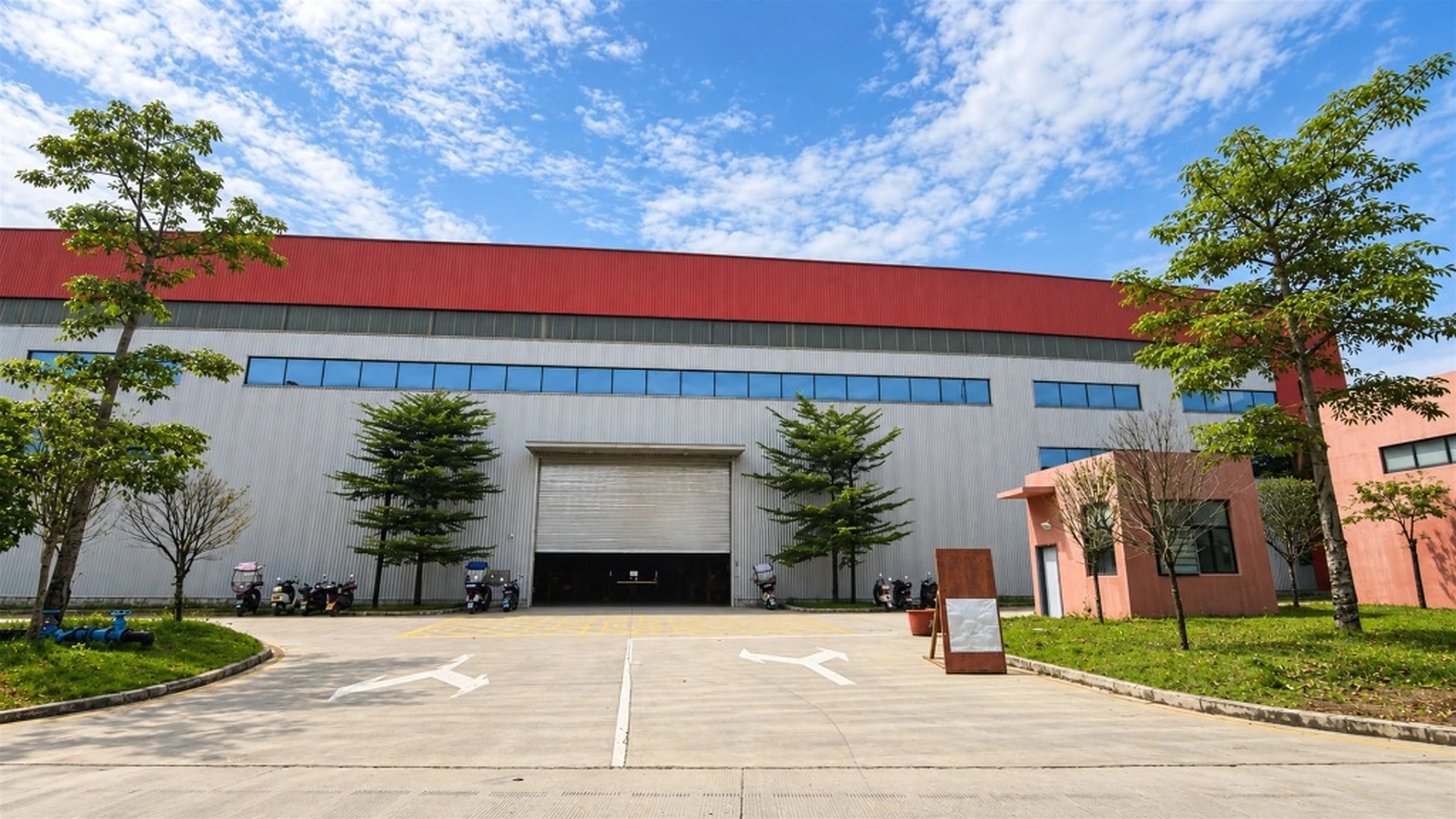 ShuttlecockOEM 现代化羽毛球超级制造工厂主门实景